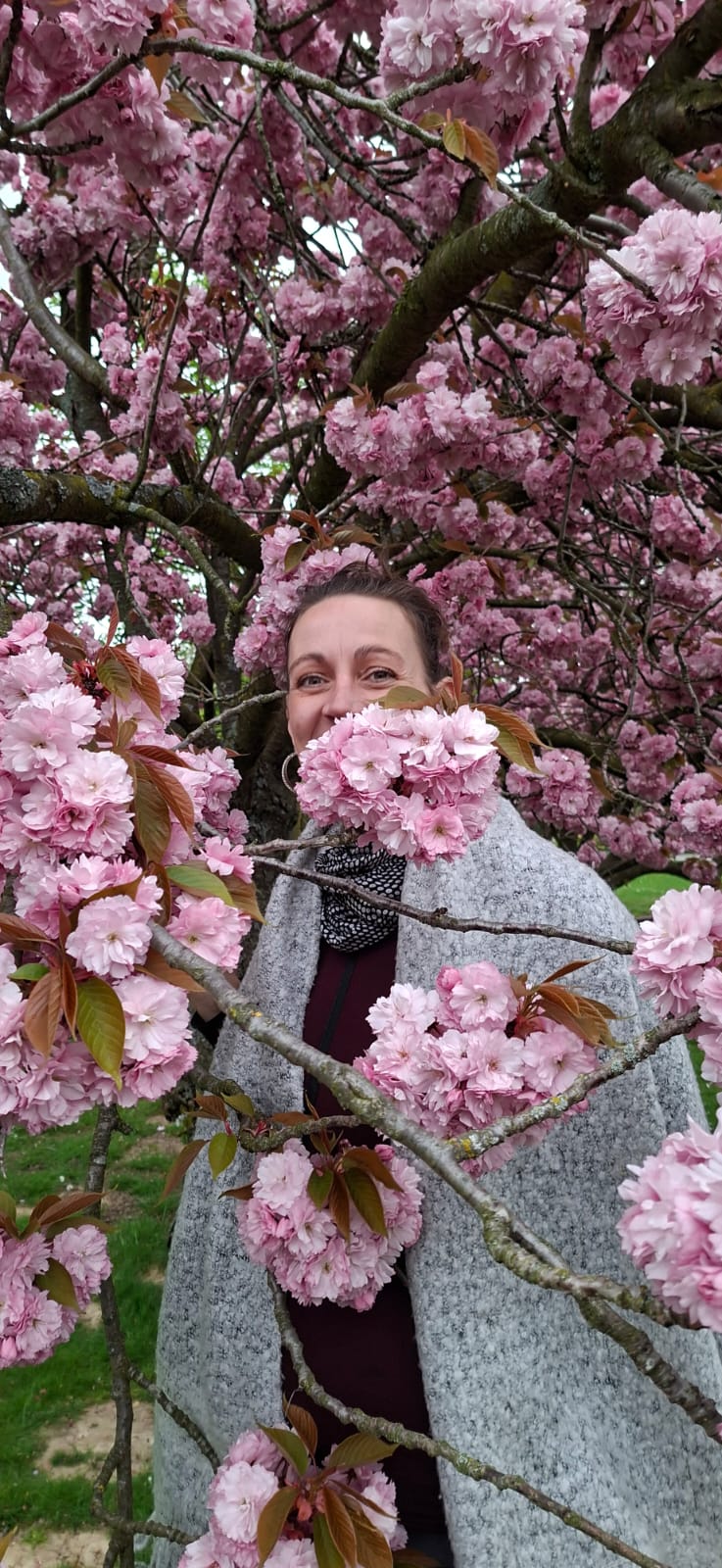 Esmé van Dijk behind cherry blossoms